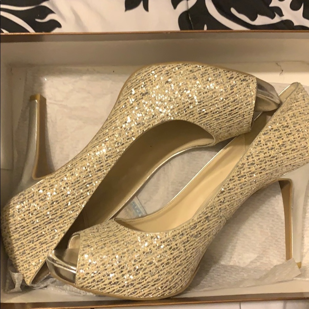 Silver pumps